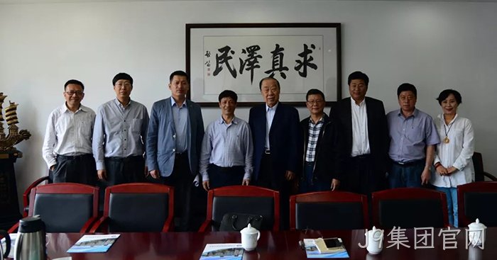 J9集团官网董事长颜贻意(左四)考察中国海洋大学 J9集团官网董事长颜贻意(左四)考察中国海洋大学